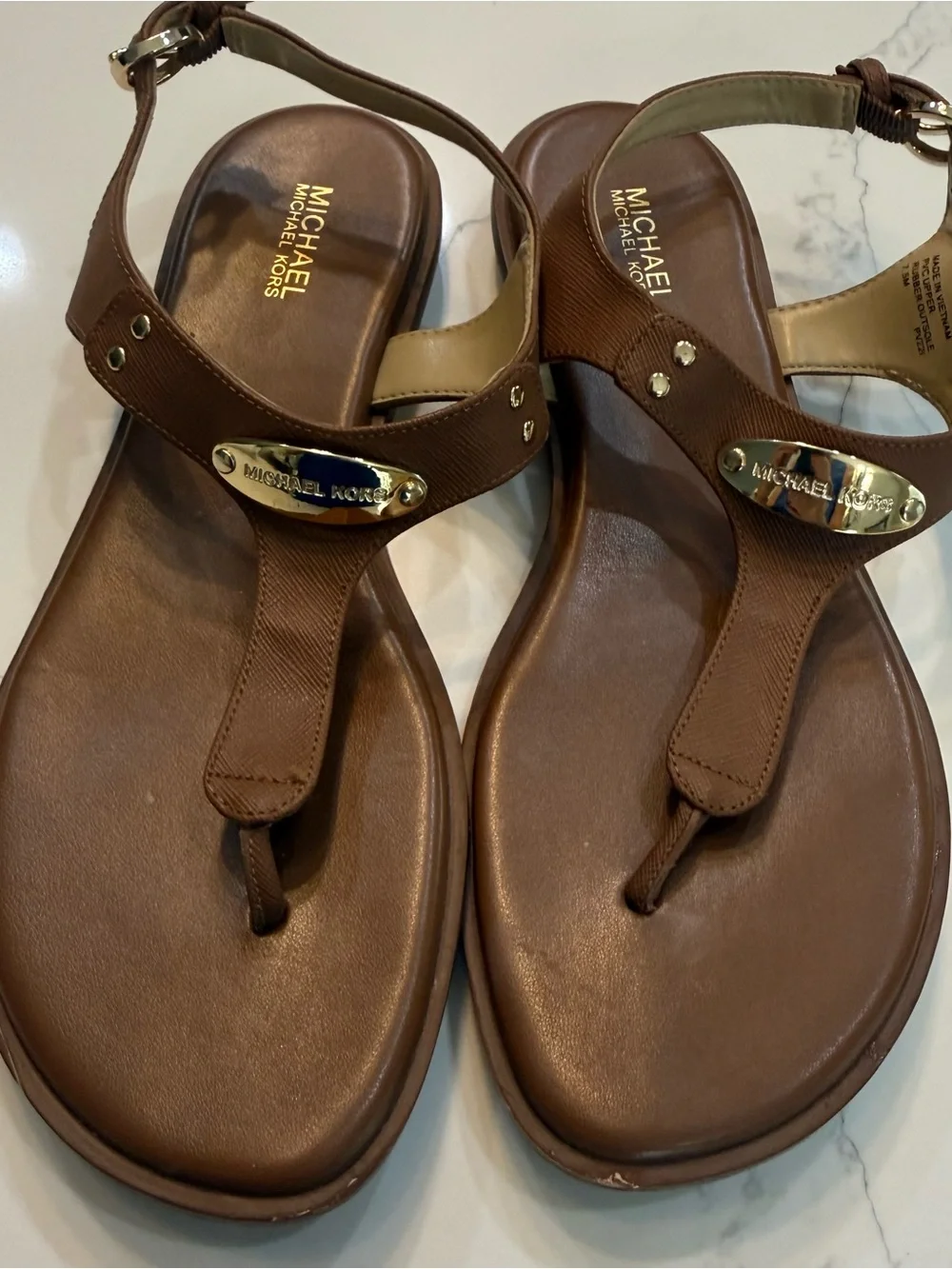 Michael Kors Sandals Womens Size 7.5 Brown Leather T-Strap Gold Logo Plate Flat